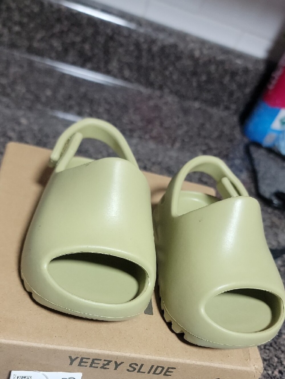 Adidas Infant Yeezy Slide Size 4k - Picture 3 of 15